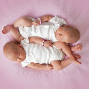 süße Zwillinge als Neugeborenenfotografie aus Heilbronn